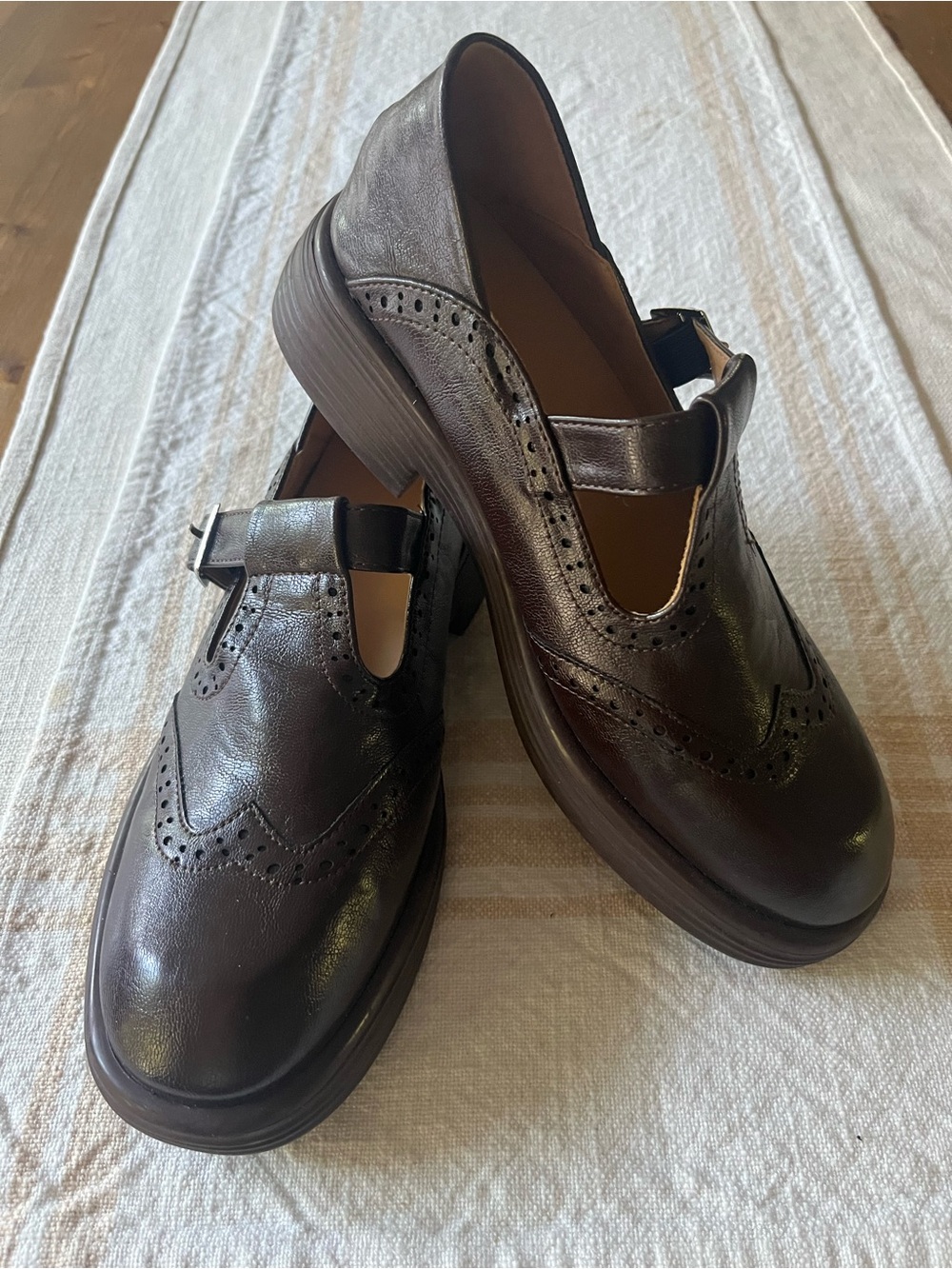Classic Women's Brown Leather Mary Jane Brogue Shoes